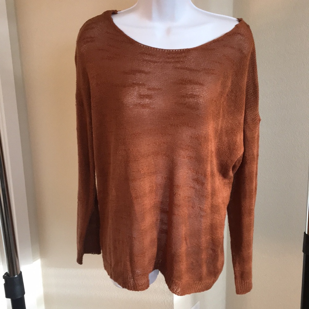 Beautiful Lightweight, criss-cross back sweater - Picture 4 of 5